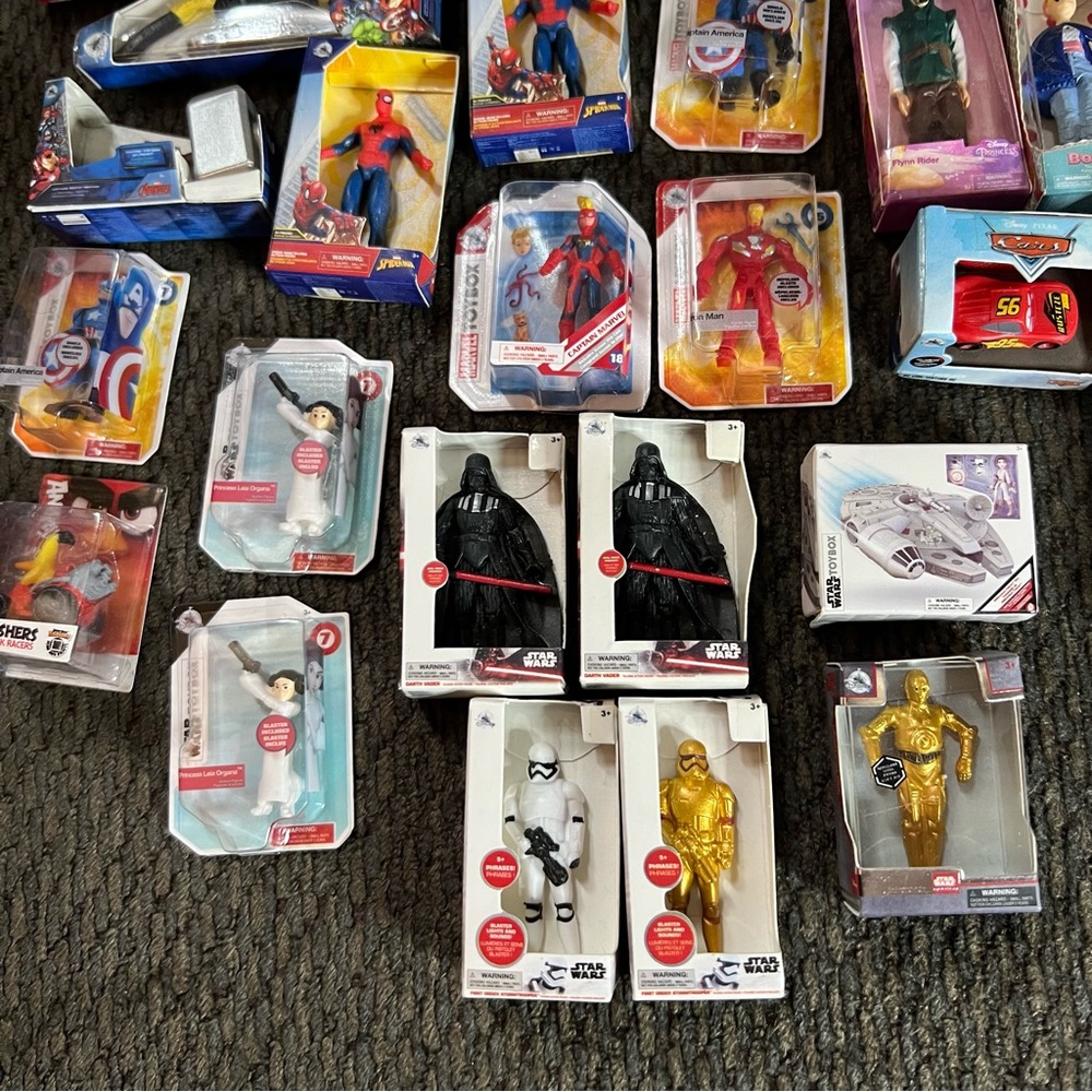 Zuru Mini Brands Collection-Star Wars,Disney,Foodie And More - Picture 2 of 9
